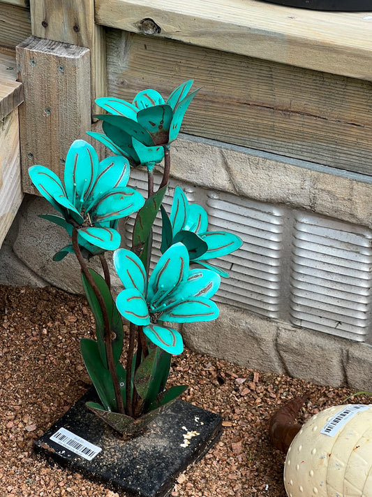 Sm Metal Lily Bush